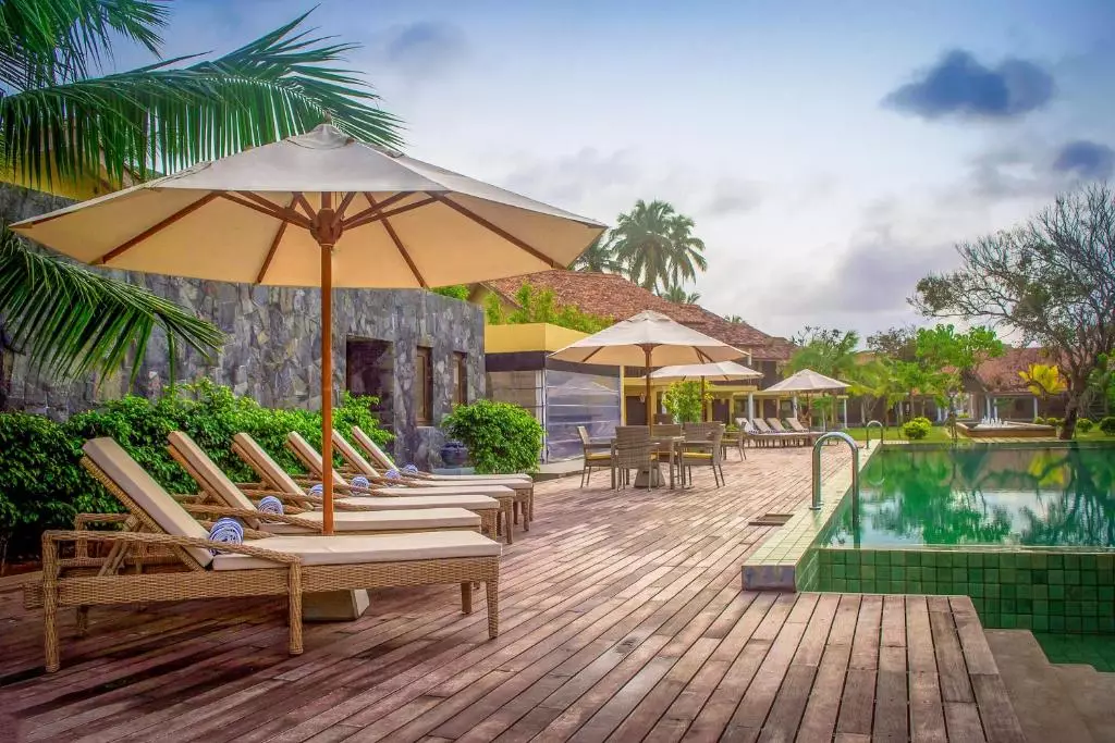 استخر و تخت افتاب هتل ویلاز وادوا